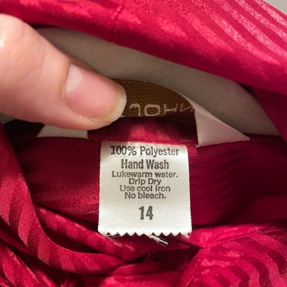 Vintage 70’s/80’s Women’s Red Hidden Button Down Blouse with Bowtie by St. John - Picture 4 of 11